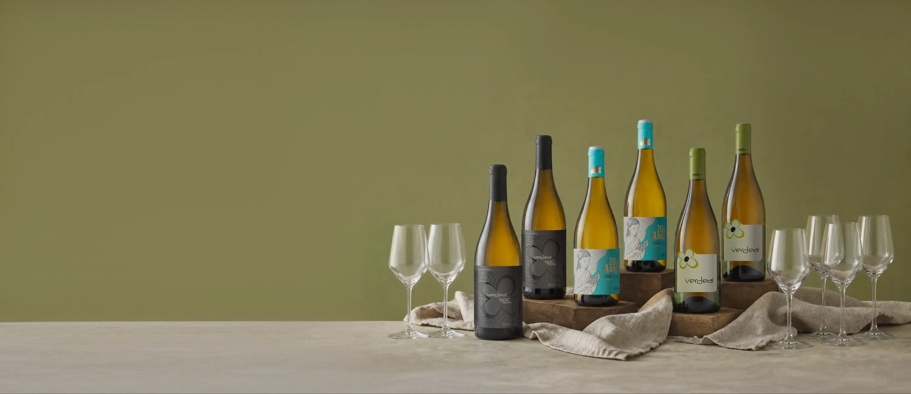Bouteilles de vins blancs de domaine Verdeal avec des verres offerts