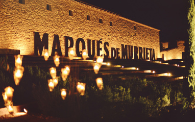 Vista nocturna de la bodega