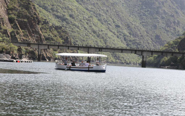 Vista de un barco sobre el río Sil