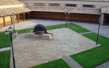 Vista del patio con la noria de agua