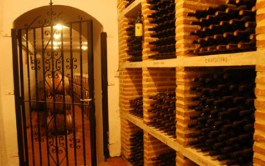 Interior de la bodega, con el vino reposando en botella
