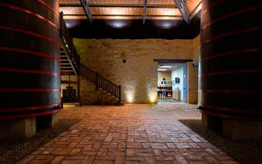 Interior de la bodega con los tinos de madera