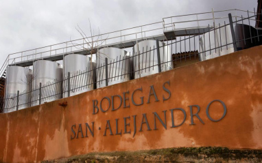 Exterior de la bodega con los depósitos