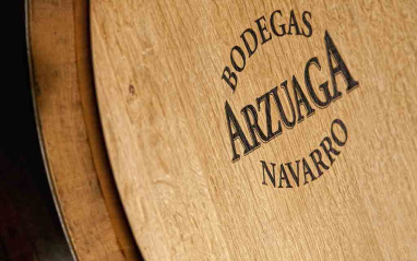 Barrica con el logotipo de la bodega