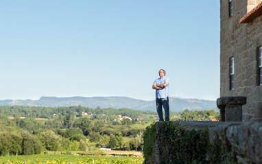 El enólogo y elaborador contemplando su viñedo