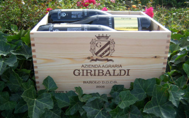 Estuche de madera con botellas de la Azienda