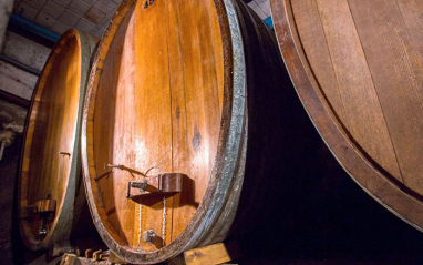 Los fudres son una de las claves de la crianza de los vinos de la bodega