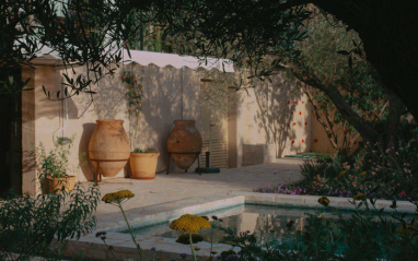 Parte del jardín mediterráneo de la bodega