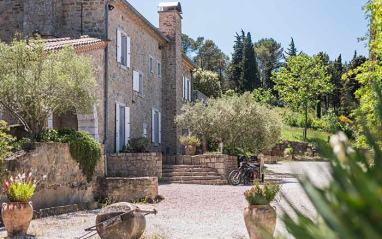 La bodega está rodeada de bosque