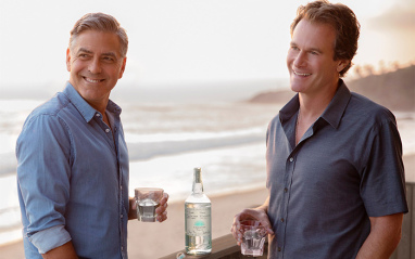 George Clooney y su socio disfrutando un Casamigos Blanco