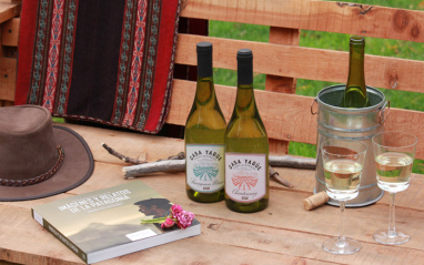 Botellas Casa Yague con atrezzo típico de la Patagonia argentina