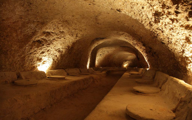 Bodega fonda con vasijas de barro para la crianza de los vinos