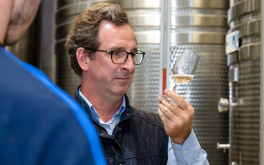 Arnaud Robert catando uno de sus vinos