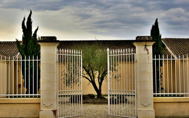 La entrada a la bodega de Vista de los viñedos de El equipo de Château Mongraver
