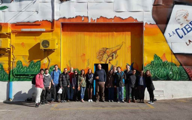 Todo el equipo en el exterior de la cervecera