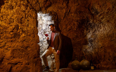 Eduardo en la bodega subterránea