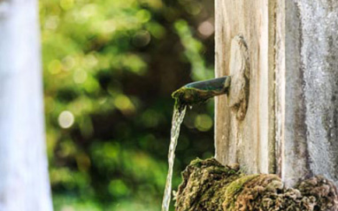 Fuente en las inmediaciones del Château Des Sarrins.