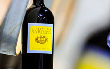 Botella de vino de Château Des Sarrins.