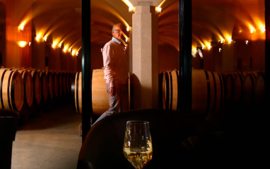 Henri Boillot en la sala de crianza de la bodega