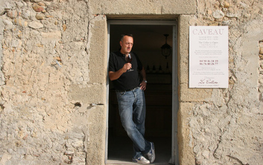 Georges catando en bodega