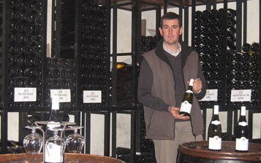 El bodeguero muestra sus vinos en otra estancia del 'domaine'