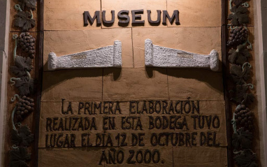 Placa conmemorativa en el interior de la bodega