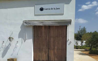 La bodega de García de la Jara se encuentra al pie del viñedo.