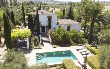 Piscina junto al alojamiento