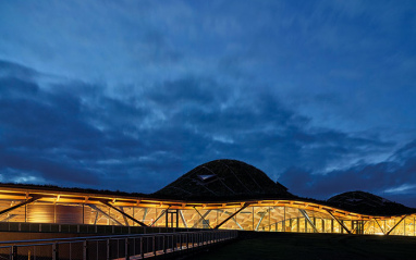 Vista nocturna del exterior de la destilería The Macallan