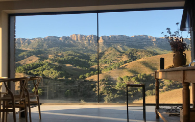 Vistas desde el interior de la bodega.