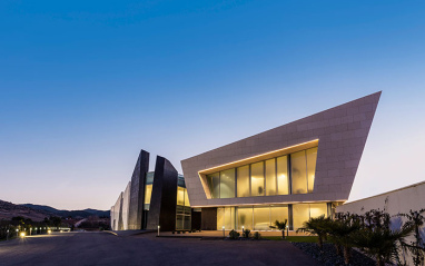 Imagen nocturna de bodega