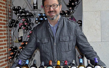 Javier Rodríguez con sus vinos