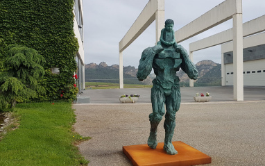 Estatua a la entrada de la bodega