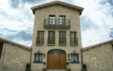 Fachada de la bodega