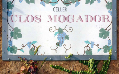 Placa situada en la finca de Clos Mogador