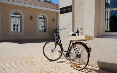 Bicicleta en el exterior de la bodega