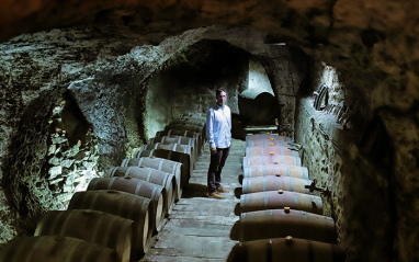 Jorge Navascués, en su bodega subterránea