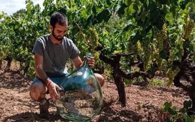 Martí sujetando una gran damajuana