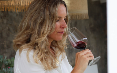 Alba Abiega catando vino tinto en una copa