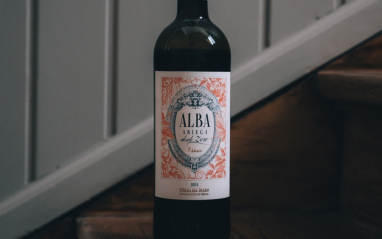 Botella de vino Alba Abiega Desde Zero 2024 sobre escalones de madera