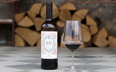 Botella y copa de vino de Alba Abiega Desde Zero 2024