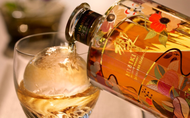 Botella y vaso de whisky Hibiki Japanese Harmony Chiso Limited Edition 2026