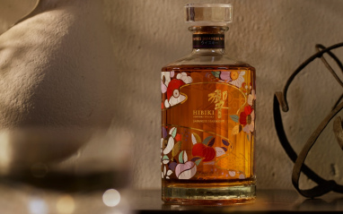 Botella Hibiki Japanese Harmony Chiso Limited Edition 2026 sobre una mesa