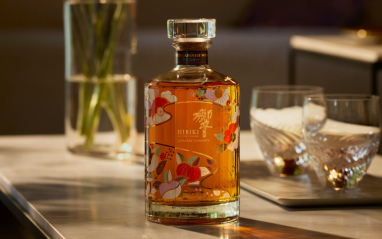 Botella Hibiki Japanese Harmony Chiso Limited Edition 2026 sobre una mesa